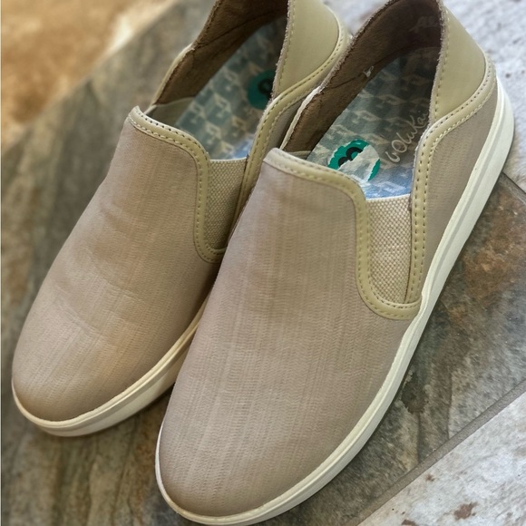 Olukai Women’s Leather Slip On Sneakers Size 8 Beige Casual Comfort Shoes - Picture 3 of 4